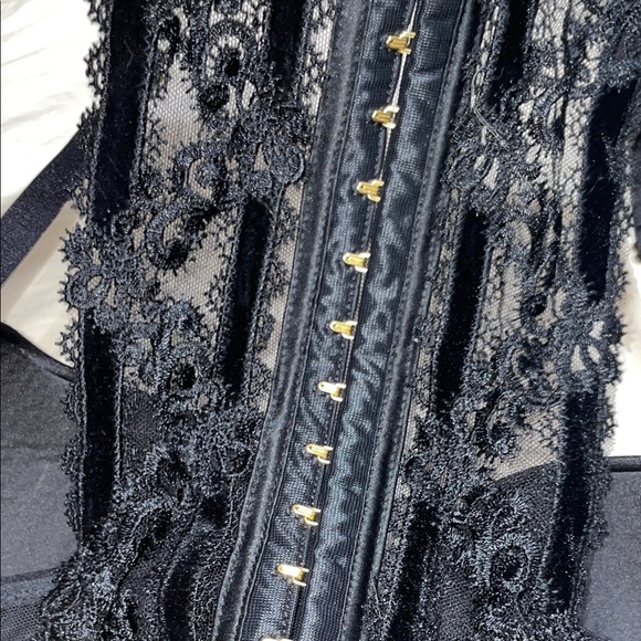 Victoria's Secret Midnight Black Lace lightly Lined Plunge Bra - Picture 4 of 7